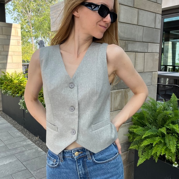 Grey vest - Picture 2 of 3
